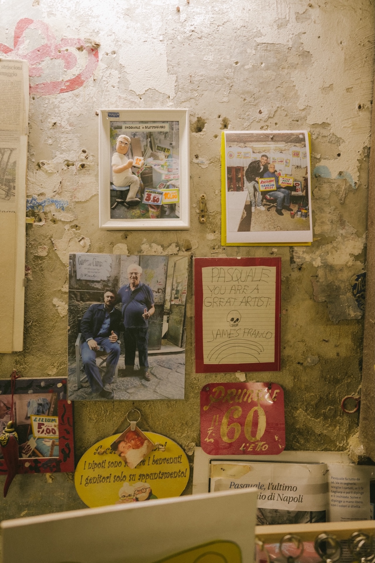 推開佈滿斑駁油漆的大門，Pasquale 在工作室中央靜靜作畫，牆上掛著與家人的照片與各地媒體剪報